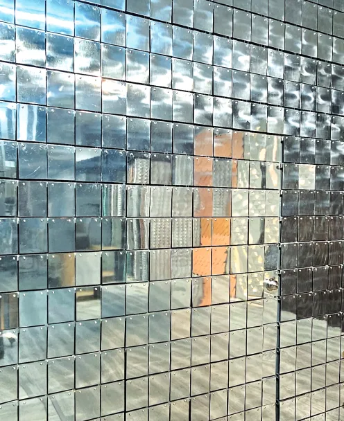 Kinetic mirrored panel façade